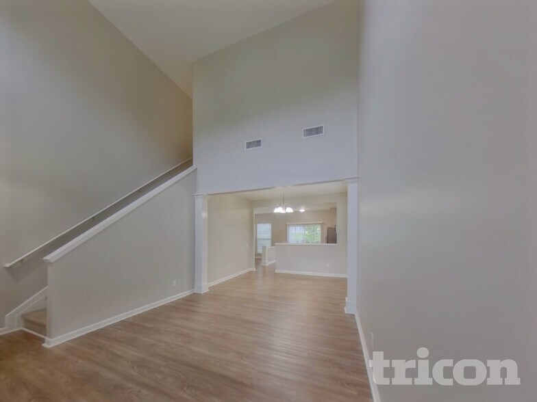 Building Photo - 2521 Wingdale Dr