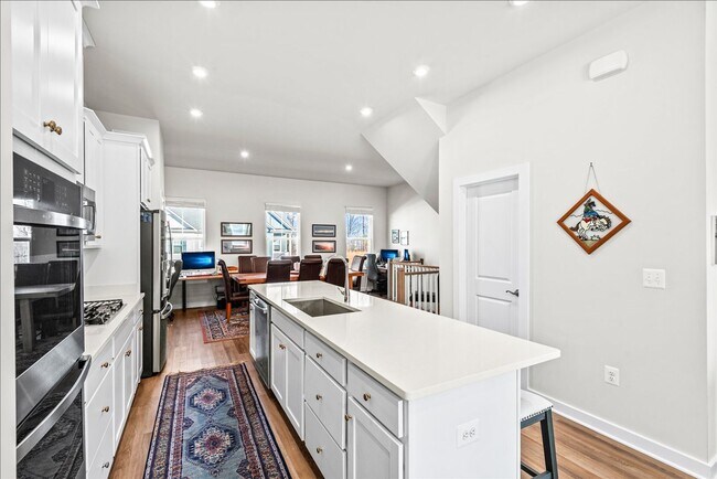 Building Photo - Like New! CLOSE TO I-95 & QUANTICO!