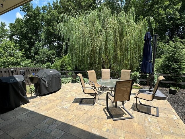 Building Photo - 512 Edgewater Dr