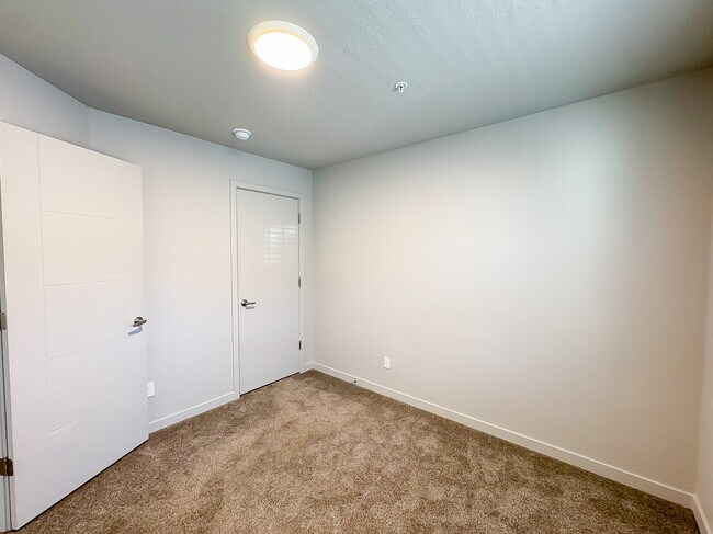 Building Photo - 64 W 600 S