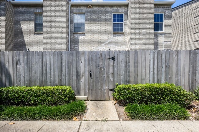 Building Photo - 17441 Red Oak Dr