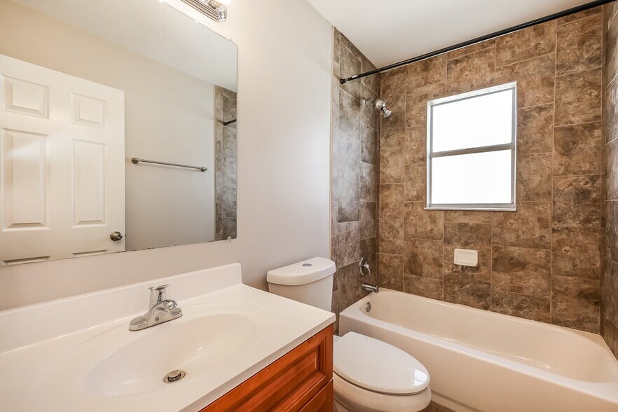 Building Photo - 2122 SE 6th Ln