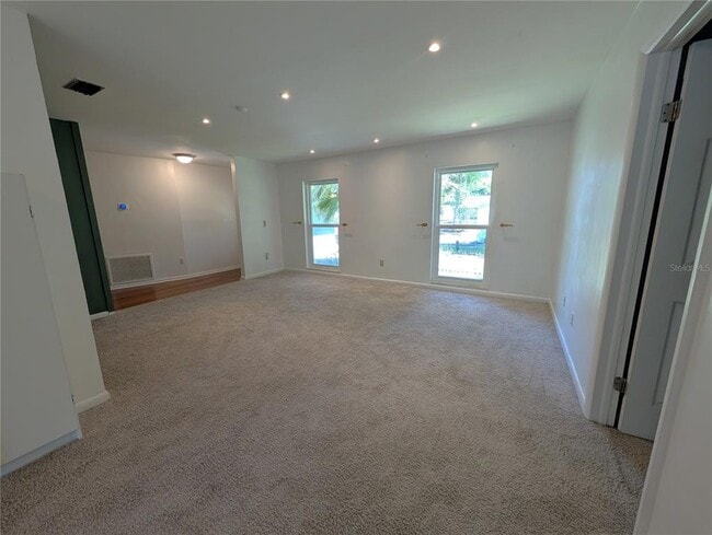 Building Photo - 719 Regent Cir S