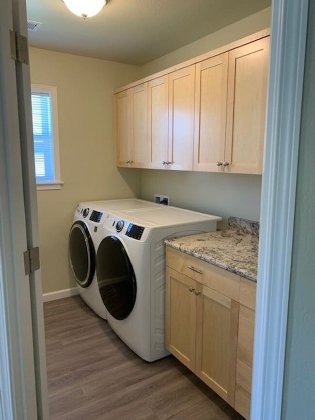 Building Photo - 3 Bedroom 2 Bath Single Family Home