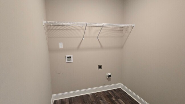 Building Photo - Beautiful 3 BDS 2 BA with fenced in yard