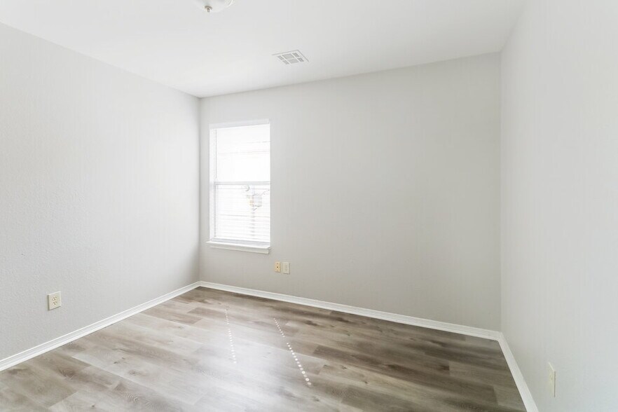 Building Photo - 1101 Edinburg Dr