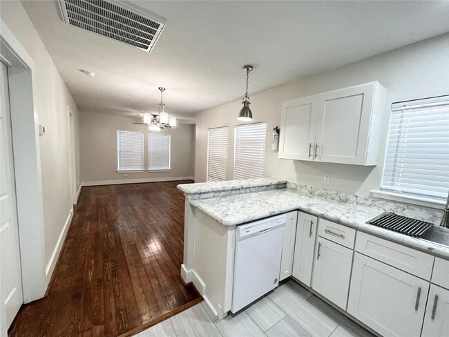 Building Photo - Adorable 2/1/1 Craftsman Bungalow in Angle...