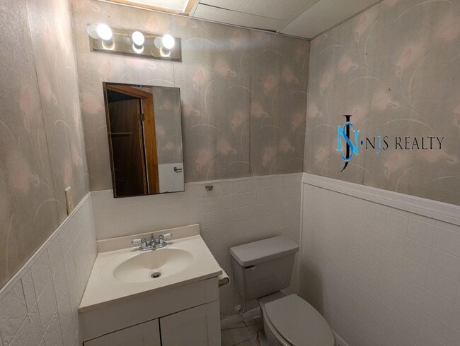 Building Photo - 2/1.5/1 1050 Sq. Ft. home with a FIREPLACE...