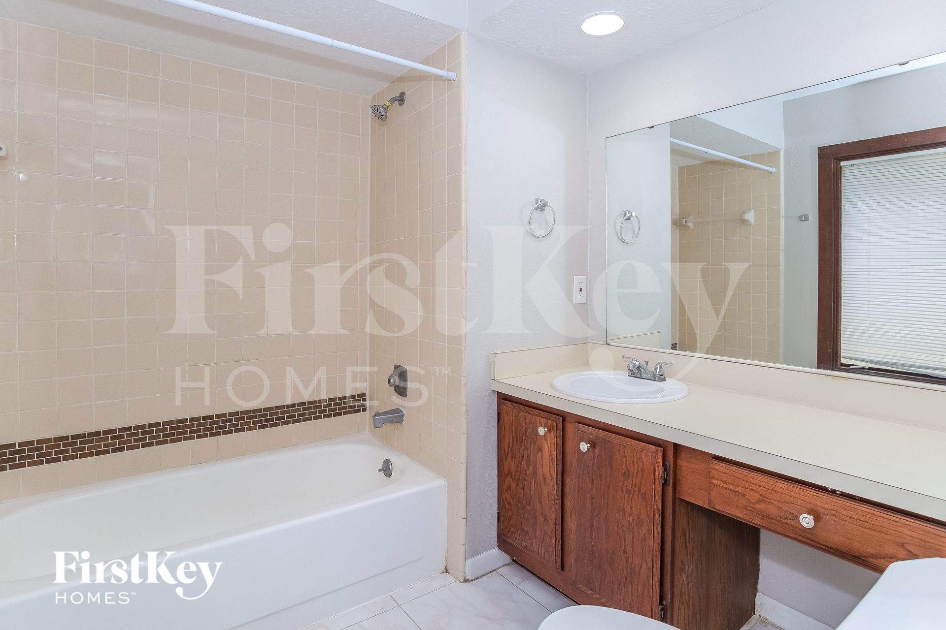 Building Photo - 709 Heather Ln