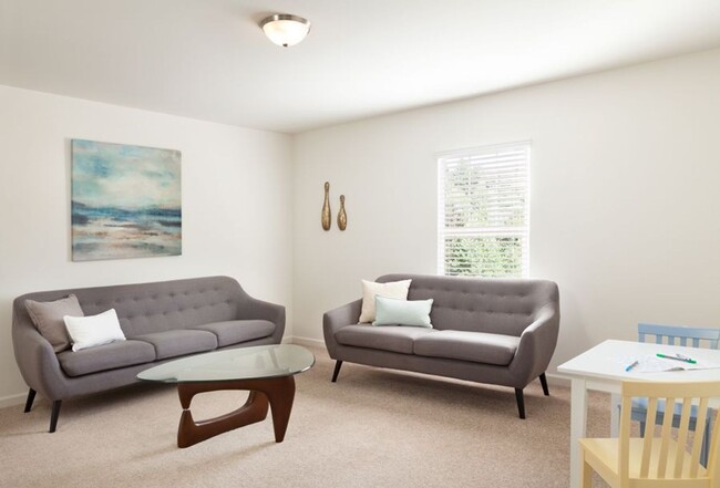 Building Photo - Two-story, 5 bed room, 3 bathroom, 3 livin...