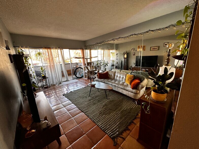 Large Living Room with lots of Light - 349 E Thomas Rd