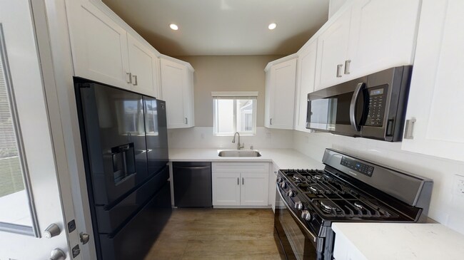 Building Photo - PRIVATE YARD!! 4BD/2BR, Corner of Tipton a...
