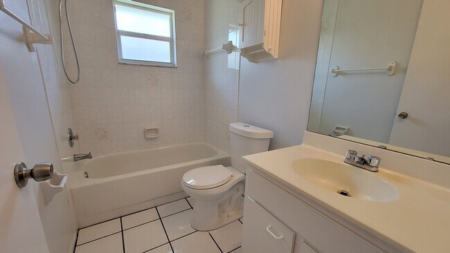 Building Photo - Fantastic 3 Bed/ 2 bath + Den ~ UTC Distri...