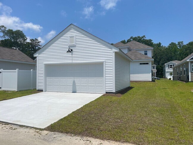 Building Photo - 3 BR Home in River Oaks!