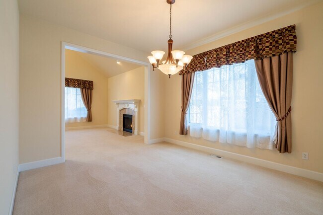 Building Photo - 5Br/3.25Ba Sammamish Home