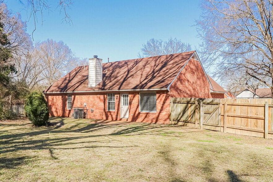 Building Photo - 7101 Market Square Dr