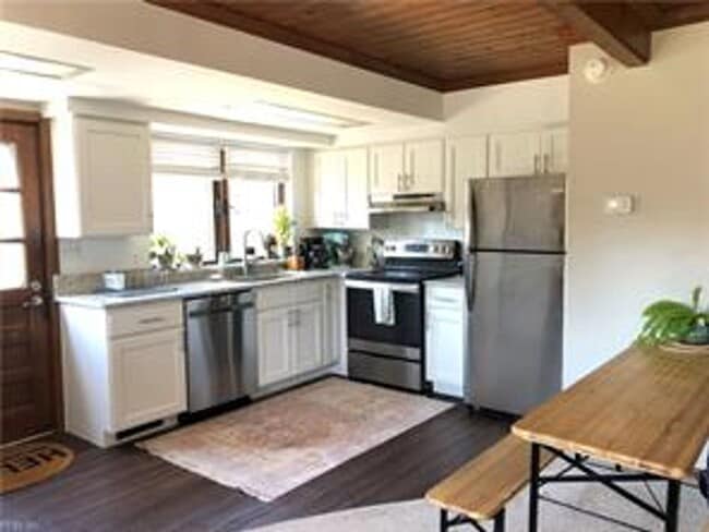 Building Photo - North End Beach Cottage 2 Bedroom 1 Bath