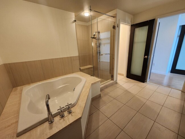 Building Photo - Exceptional Two Level 3 bedroom Condo in u...