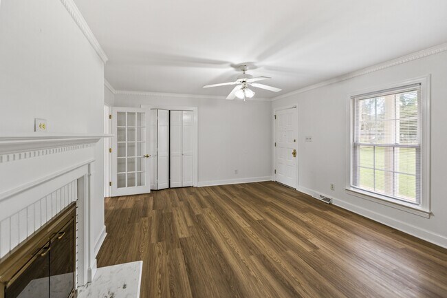 Building Photo - 2112 Leon Dr