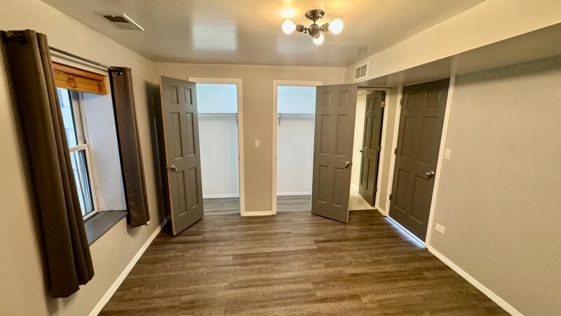 Building Photo - 1360 W Evergreen Ave