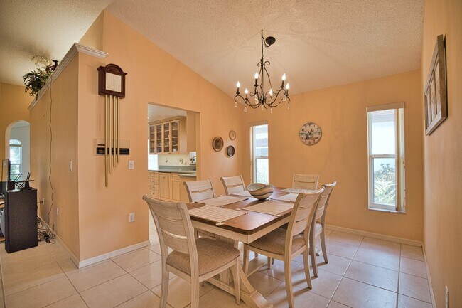 Building Photo - Seasonal Short-Term 3 Bedroom 3 Bathroom Home in The Patio Homes of Chestnut Creek!