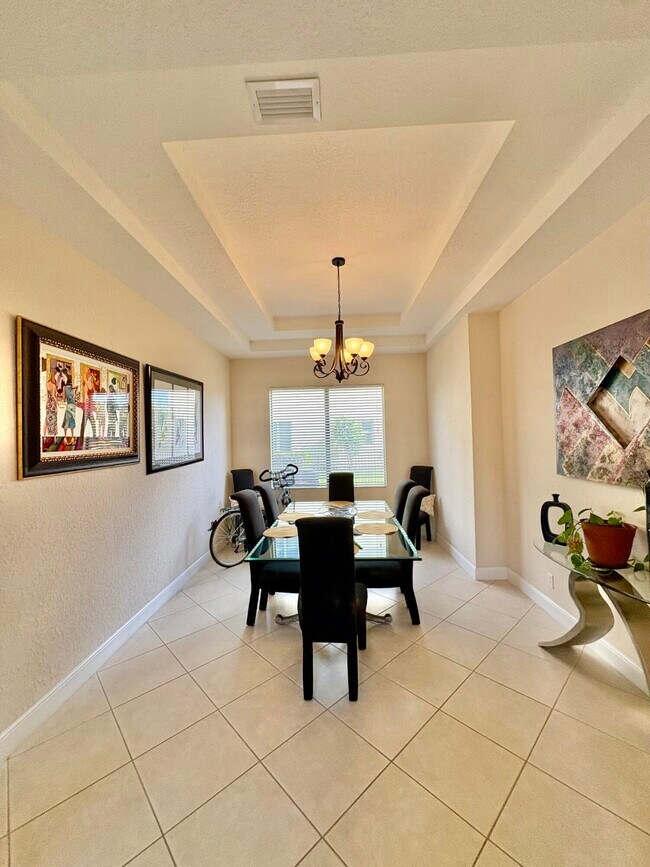 Building Photo - 3558 Collonade Dr