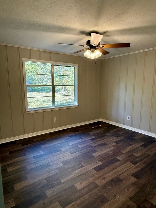 Building Photo - 207 Lakeview Dr