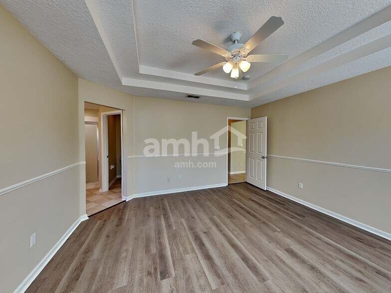 Building Photo - 1725 Dartmoor Ln