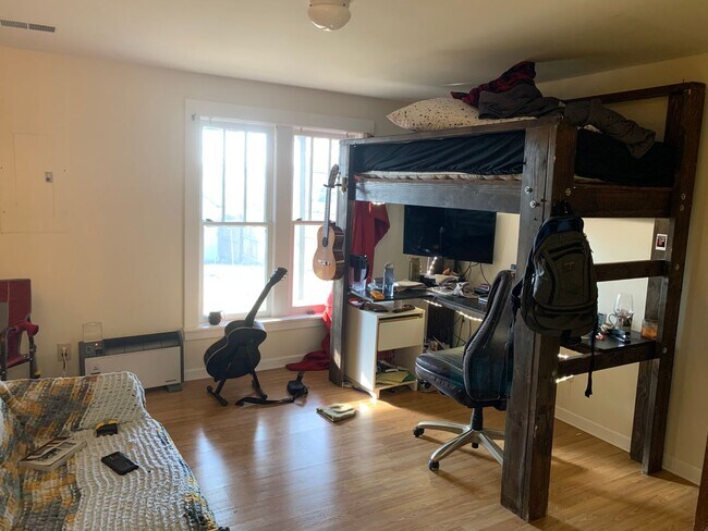 Building Photo - Spacious 3 bed/3 bath Home near Switchyard Park!