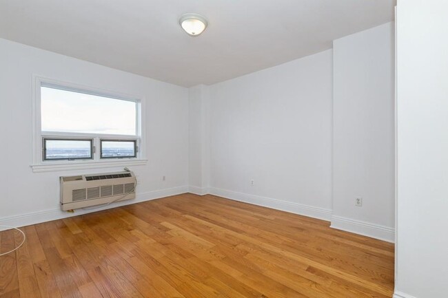 Building Photo - 809-815 22nd St