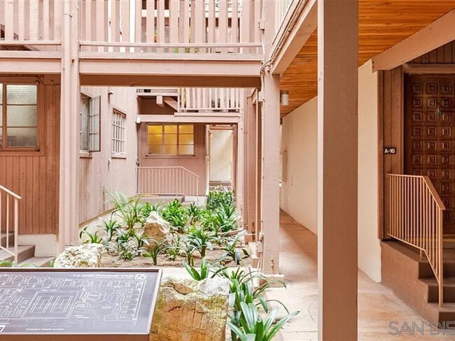 Building Photo - 2622 Torrey Pines Rd