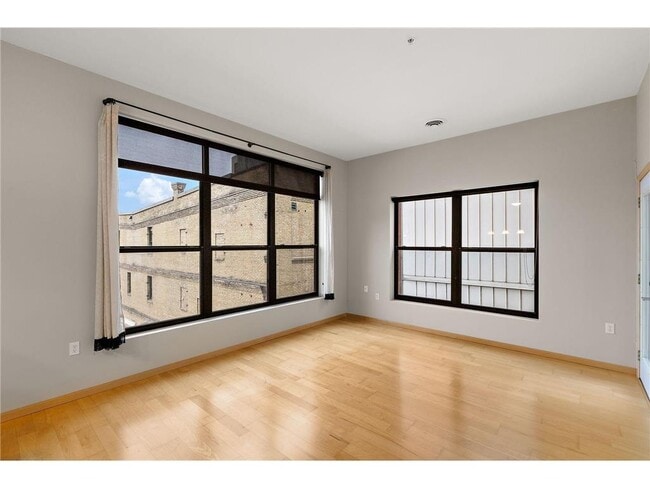 Building Photo - 270 4th St E