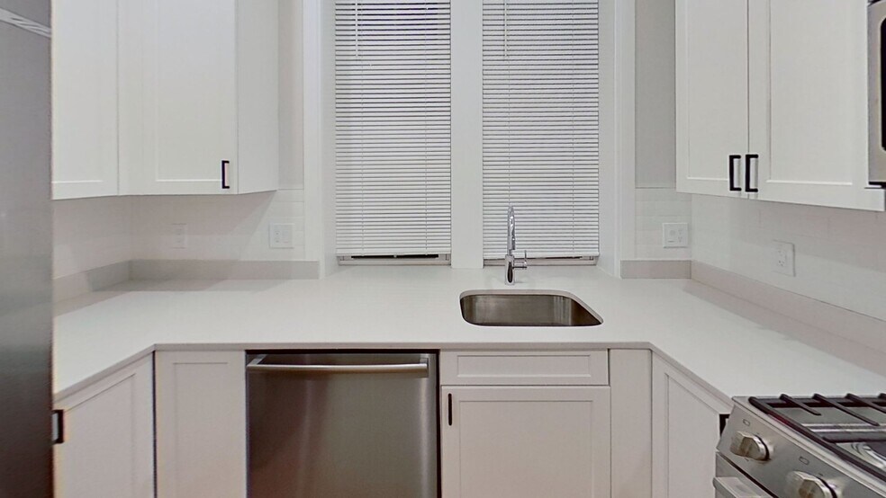 Primary Photo - 47 Englewood Ave