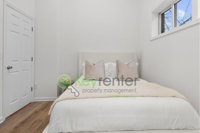 Building Photo - Rare Renovated 3BR/2BA Townhouse with Private Yard & NYC Views