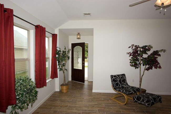 Building Photo - 7304 S Glenn St