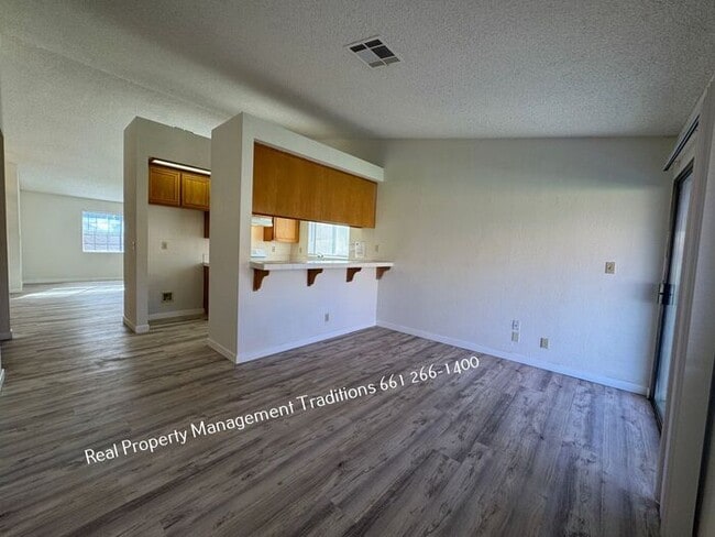 Building Photo - Great 4 + 2 in Rosamond!