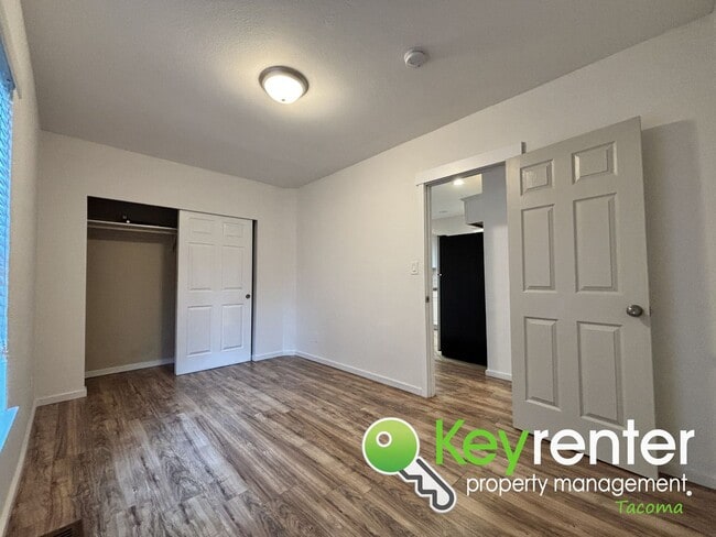 Building Photo - Modern 3-Bedroom, 2-Bath Downstairs Duplex...