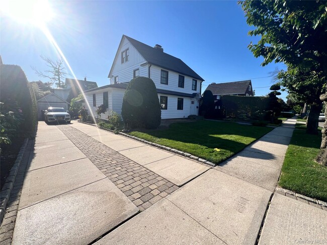 Building Photo - 14-30-30 160th St