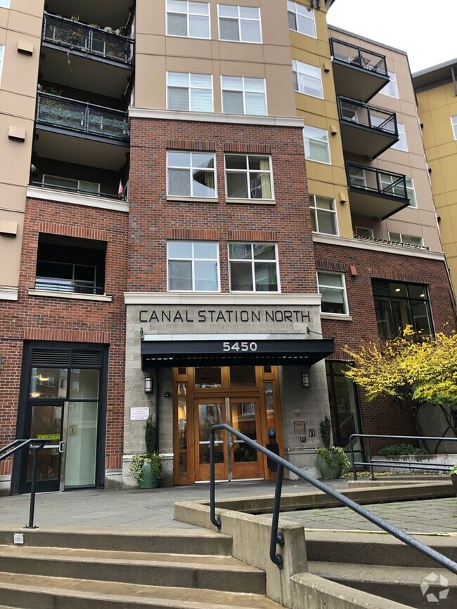 Building Photo - North Canal Station Condo