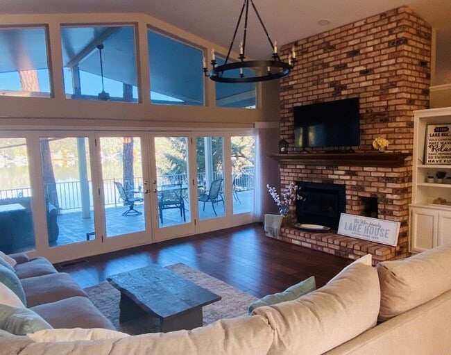 Building Photo - Lake Front Furnished Home, 3 bed, 4 bath i...