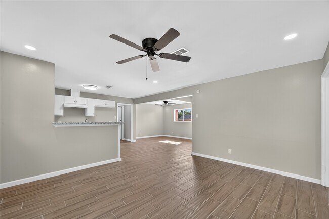 Building Photo - 5126 Denoron Dr