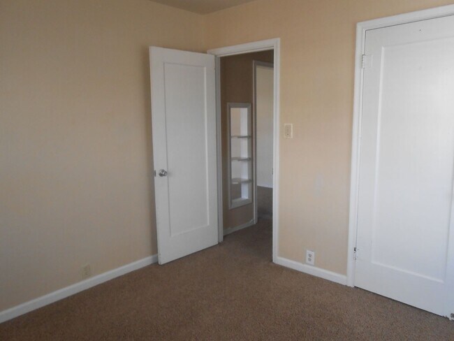 Building Photo - 2 Bed 1 Bath Apartment Near Lincoln Park