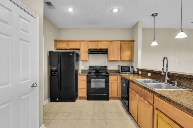 Building Photo - Charming 3-Bed Townhome in Prime Richmond Hill Location!