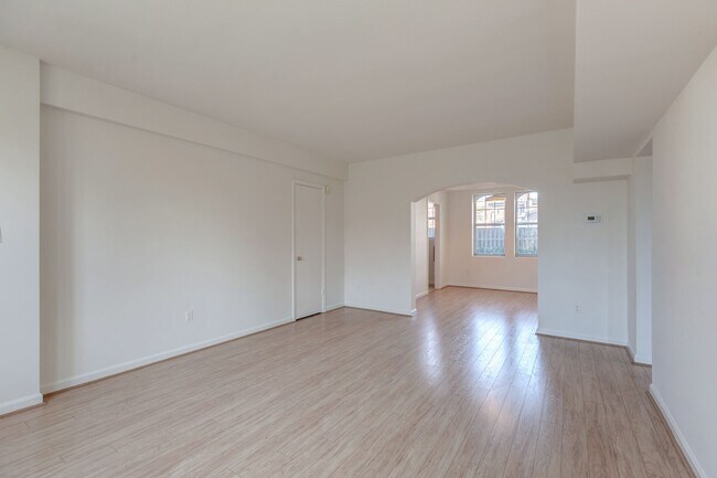 Building Photo - 1733 N Queens Ln