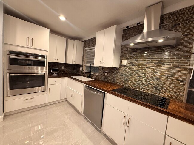 Building Photo - 7210 Manhattan Dr