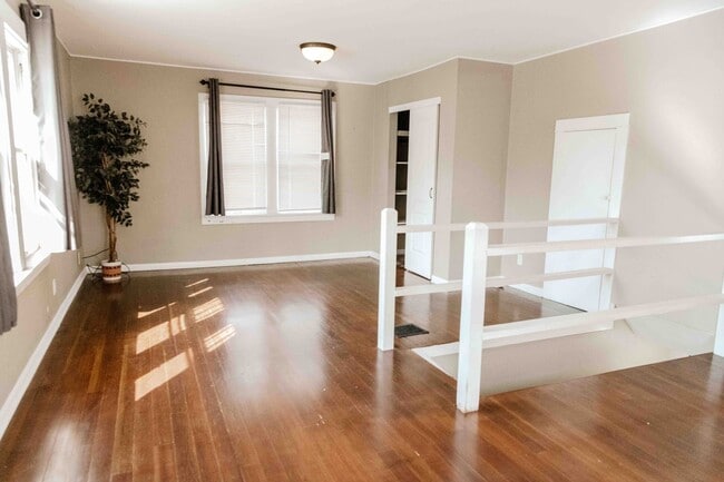 Building Photo - Charming 3 Bedroom Home with Hardwood Floo...