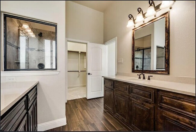 Building Photo - 2216 Grant Pk Wy