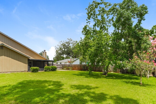 Building Photo - 6145 Island Forest Dr