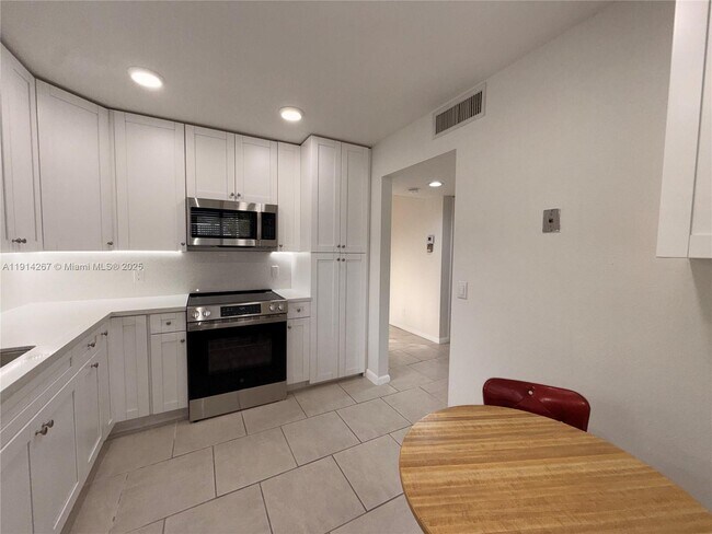 Building Photo - 16521 Blatt Blvd