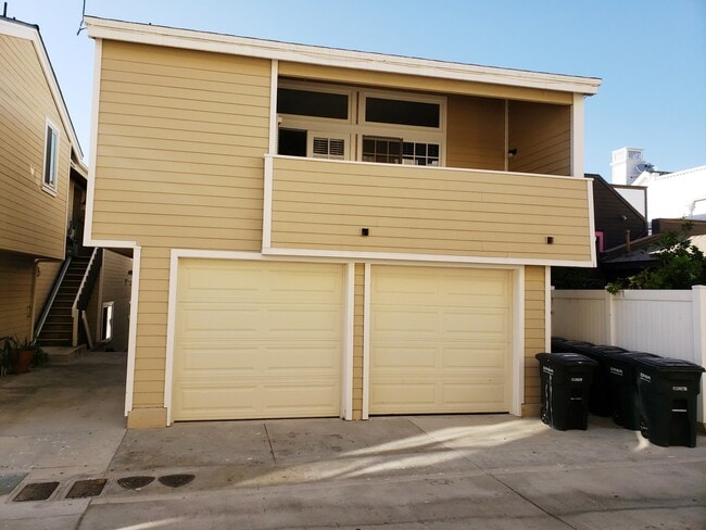 Building Photo - 512 Poinsettia Ave